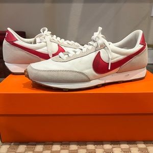 Women’s Nike Daybreak Shoes Beige/ White/Red. Size 7.5